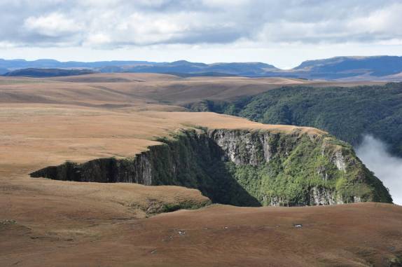 O canyon visto do alto do pico do Monte Negro, em São José dos Ausentes - RS